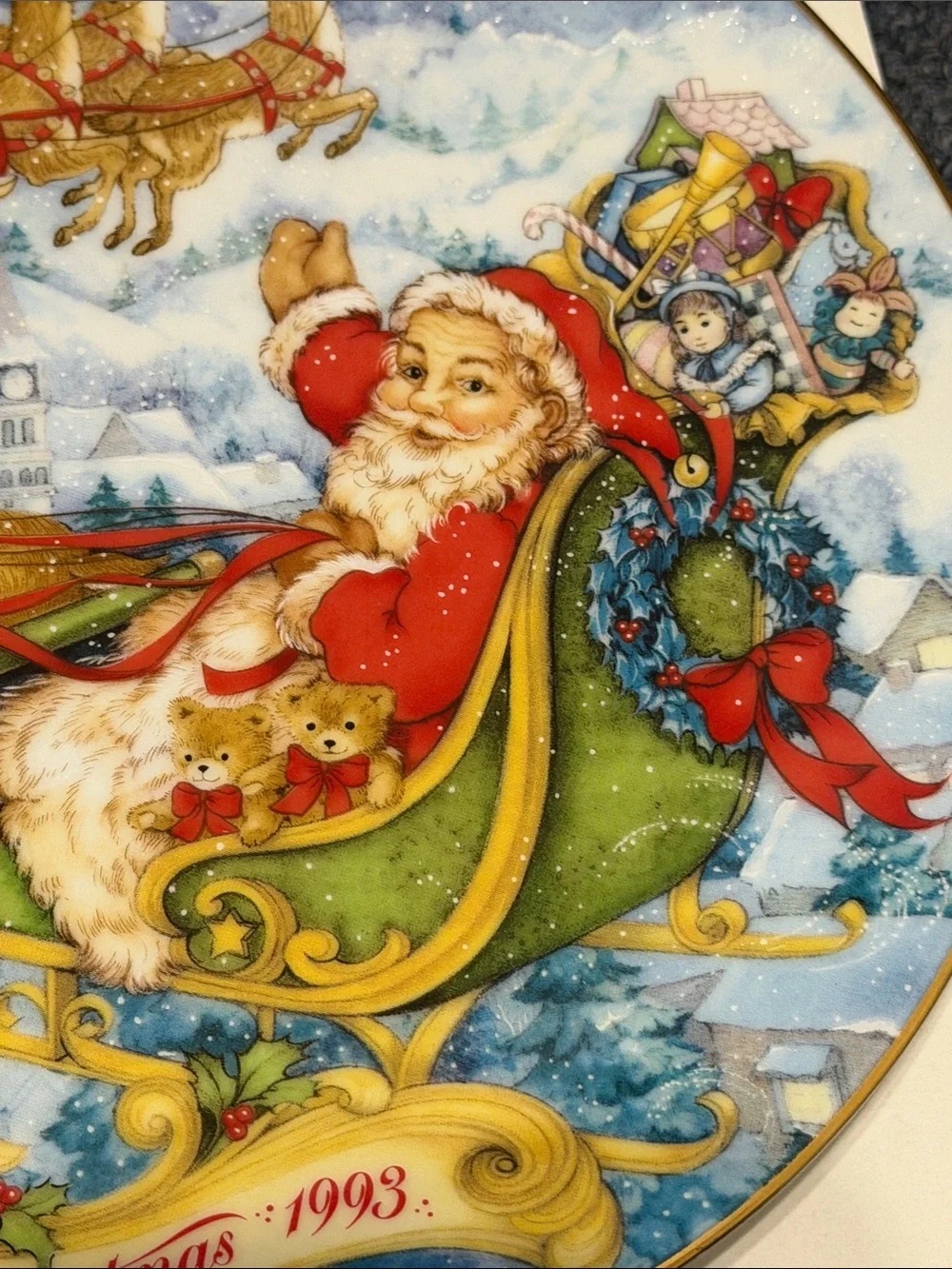Avon 1993 Holiday Plate with 22K gold rim. Santa Sleigh Scen